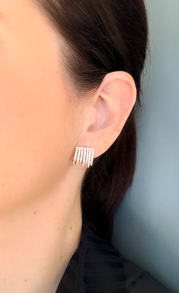 Brinco Meia Argola Cravejada Com Zircônias Banho Dourado