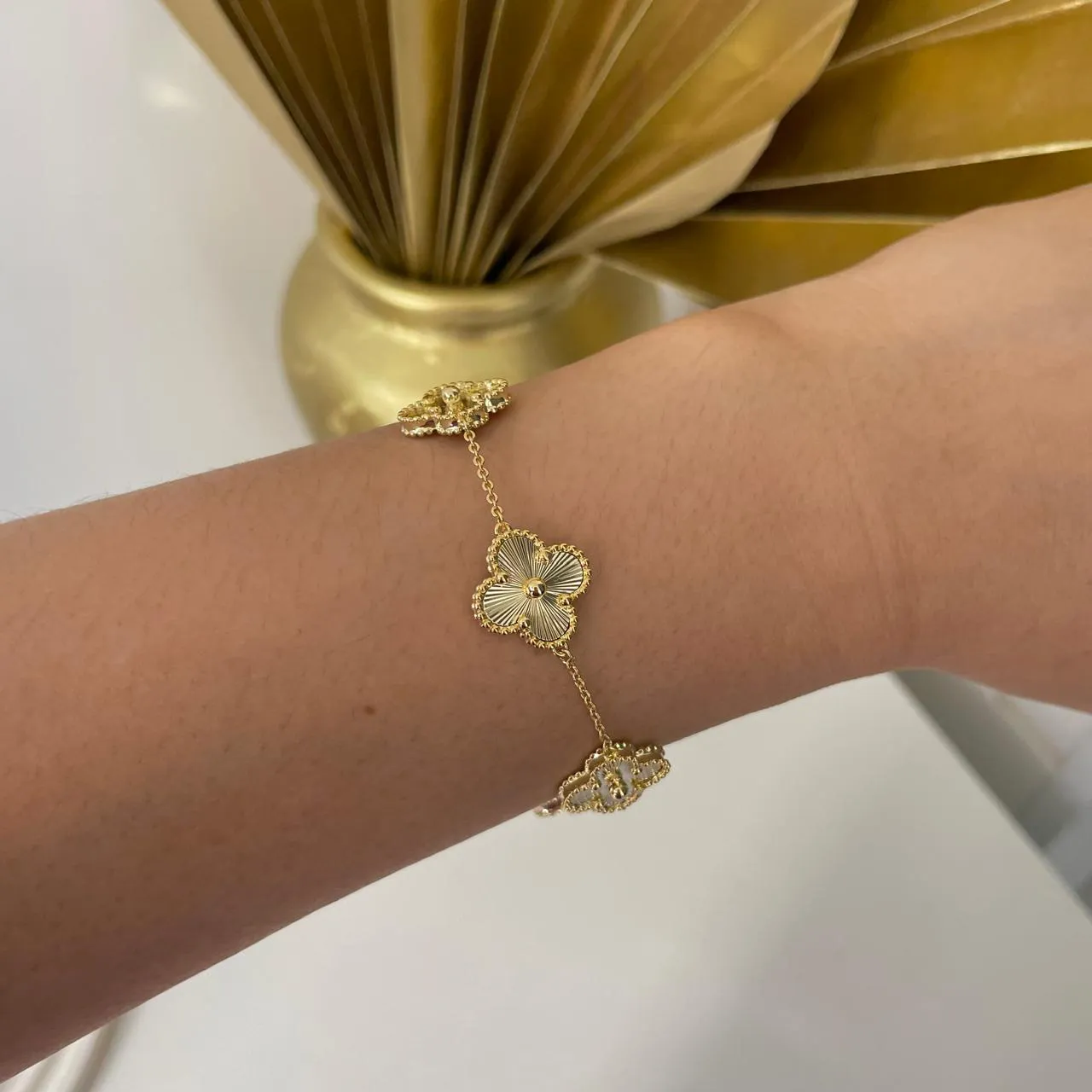 Pulseira Trevo com Textura Banho Dourado