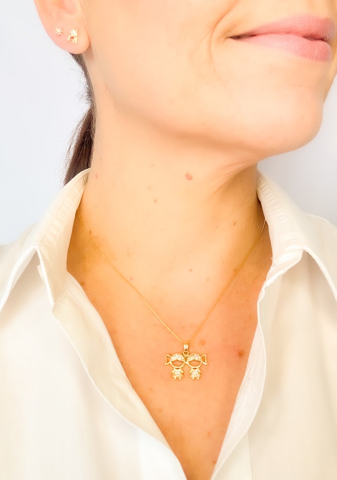 Colar Pingente Duas Meninas Cravejado Banho Dourado - Imagem 2