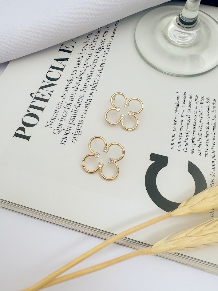 Brinco Trevo Vazado com Zircônia Banho Dourado