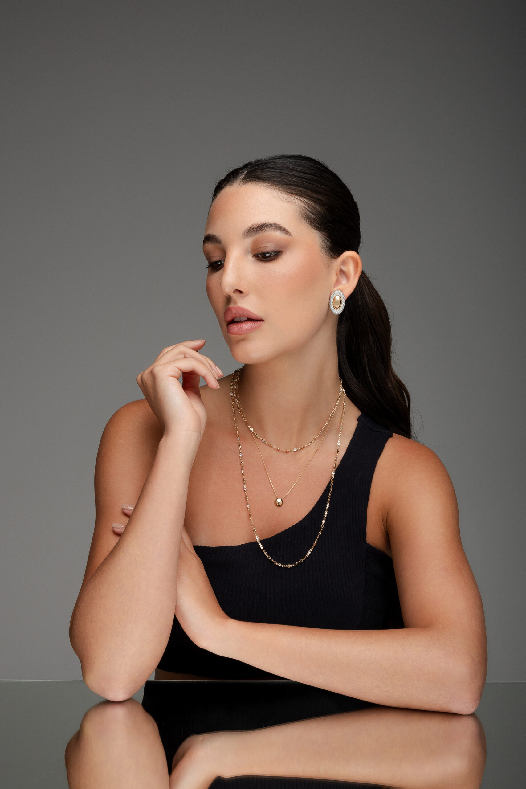 Brinco Oval Polido com 4 Camadas Cravejadas Banho Dourado - Imagem 3