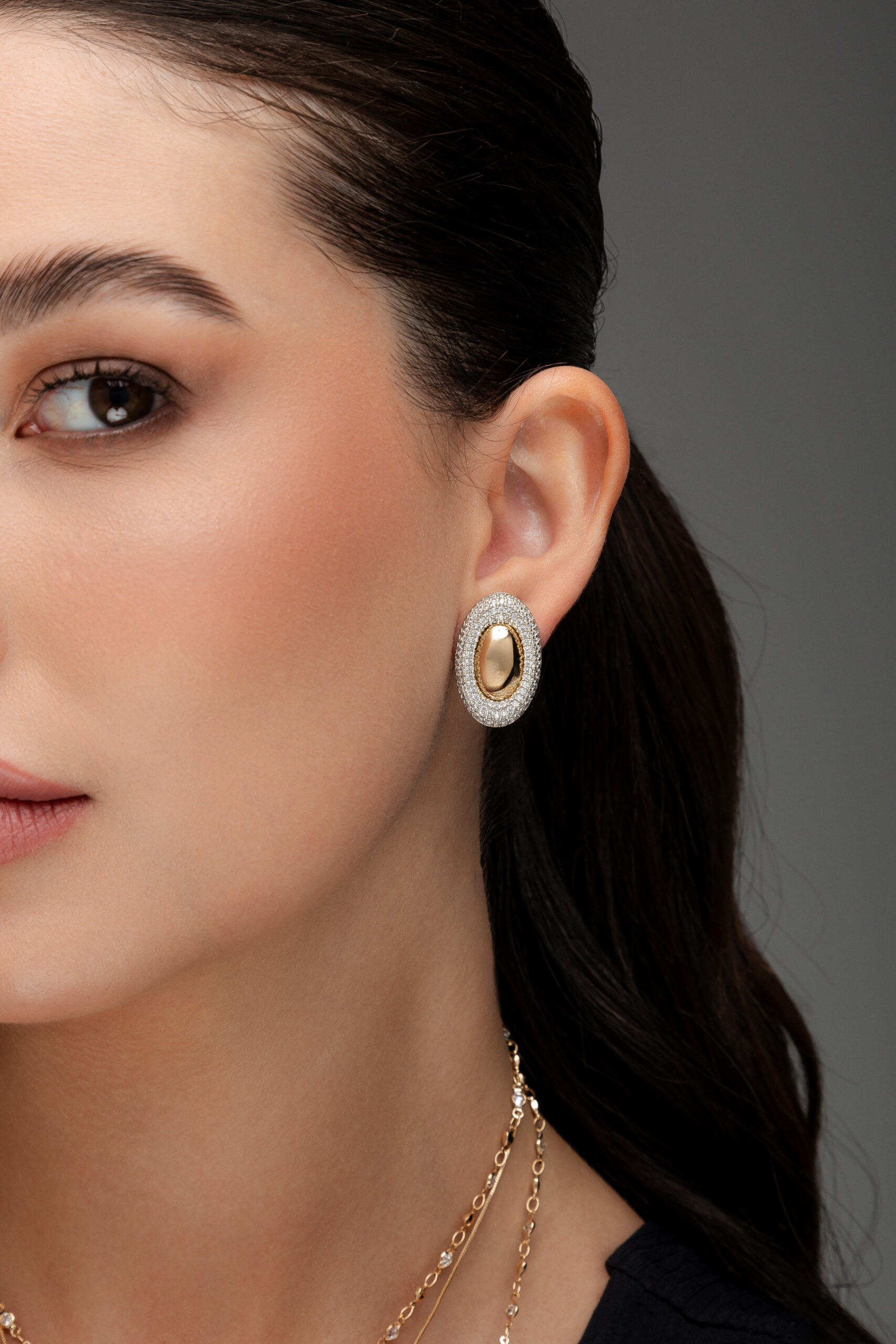 Brinco Oval Polido com 4 Camadas Cravejadas Banho Dourado